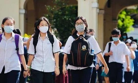 Cho học sinh đến trường tại những vùng kiểm soát được dịch ngay trong tháng 10