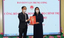 Trao quyết định Phó trưởng Ban Dân vận T.Ư cho ông Phạm Tất Thắng (Ảnh H.T)
