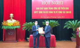 Bí thư T.Ư Đảng Đỗ Văn Chiến trao quyết định của Bộ Chính trị cho ông Lương Quốc Đoàn