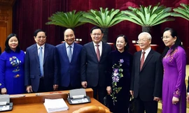 Lãnh đạo Đảng, Nhà nước tại phiên bế mạc Hội nghị T.Ư 4 (Ảnh: Nhật Minh)