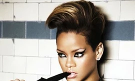 Rihanna nổi điên ‘táng’ thẳng micro vào mặt fan