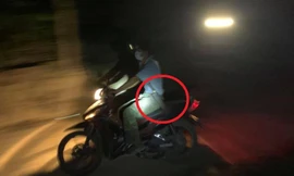 Lâm tặc trang bị hung khí (vòng đỏ) đe dọa lực lượng quản lý bảo vệ rừng Cty lâm nghiệp Ea Kar để cướp gỗ