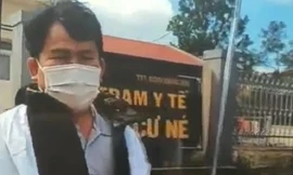 Anh Ph.H.T. trước cổng Trạm Y tế xã Cư Né