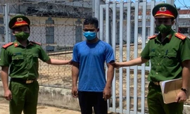 Công an xã Đắk Sắk khống chế Y Tin đưa về trụ sở làm việc