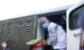 Dẫn giải Trịnh Sướng ra xe chở phạm nhân