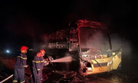 Chiếc xe khách bị cháy trơ khung