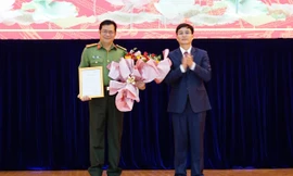 Tân Bí thư Tỉnh ủy Đắk Lắk trao quyết định của Ban Bí thư chỉ định đại tá Lê Vinh Quy tham gia Ban chấp hành, Ban Thường vụ Tỉnh ủy Đắk Lắk nhiệm kỳ 2020-2025