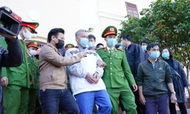 Trịnh Sướng (áo trắng) tại TAND tỉnh Đắk Nông