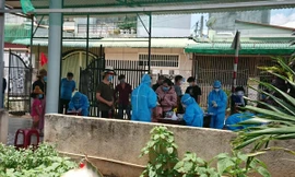 Ngành y tế Đắk Lắk lấy mẫu những hộ dân đang sinh sống tại hẻm 189/1 đường Mai Hắc Đế để xét nghiệm