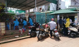 Ngành Y tế Đắk Lắk lấy mẫu xét nghiệm đối với các hộ dân, nơi vừa có ca mắc COVID-19