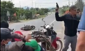 Công an (áo đen) nổ súng chỉ thiên bắt giữ đối tượng Nguyễn Văn Trực