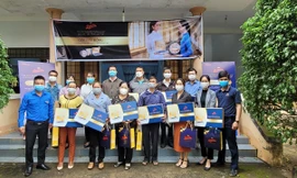 Đại diện báo Tiền Phong và Danisa tặng laptop cho giáo viên ở huyện Buôn Đôn