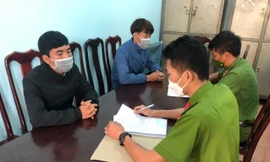 Đạt (áo đen) và Duy tại cơ quan điều tra