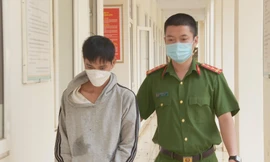 Công an dẫn giải Bình về cơ quan điều tra