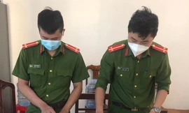 Công an kiểm đếm số kit test nhanh kháng nguyên vừa thu giữ