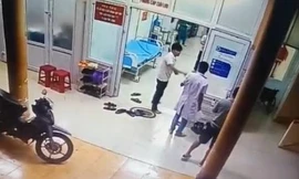 Thuận có hành vi đánh anh Hòa và được camera an ninh ghi lại