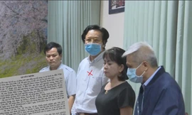 Cơ quan điều tra đọc lệnh bắt ông Doãn Hữu Long (dấu X) và các thuộc cấp