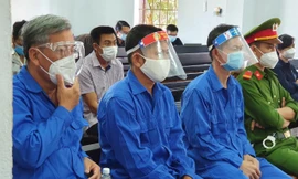 Trịnh Sướng (ngoài cùng bên trái) cùng các đồng phạm tại phiên xét xử sơ thẩm