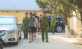 Dẫn giải nhóm hoạt động tín dụng đen đến cơ quan điều tra