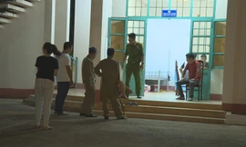 Công an đưa 4 đối tượng về trụ sở làm việc