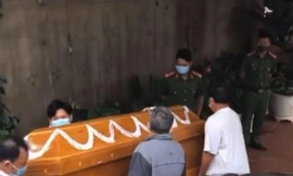 Nhóm người khiêng quan tài vào nhà bà N. có sự chứng kiến của lực lượng công an