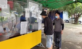 Người dân khai báo tại chốt kiểm soát dịch COVID-19 ở cầu 14, địa phận huyện Cư Jút