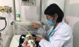 Bé gái đang được điều trị ở Bệnh viện Đa khoa tỉnh Đắk Nông