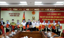 Phó Chủ tịch UBND tỉnh Đắk Lắk Võ Văn Cảnh trao quyết định bổ nhiệm và tặng hoa cho các nhân sự mới