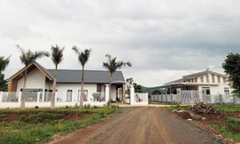 Hai căn nhà này đều xây dựng trái phép, trong đó có căn của ông Trịnh Ngọc Nê (bìa trái)