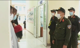 Lực lượng công an có mặt kịp thời ngăn chặn nữ sinh đánh nhau