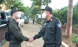 Cán bộ, chiến sĩ Trung đoàn CSCĐ Tây Nguyên len đường làm nhiệm vụ