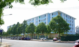 Nhà ở xã hội ở phường Tân An, TP. Buôn Ma Thuột dành cho cán bộ khó khăn, nhưng bên ngoài khu này dựng nhiều ô tô trong đó có chiếc trị giá tỷ đồng