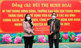 Trưởng Ban dân vận Trung ương thăm hỏi các gia đình khó khăn ở Đắk Nông