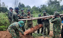 Lực lượng quân đội đưa quả bom MK82 đi hủy nổ an toàn