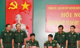 Đại tá Lê Hồng Vương và đại tá Lê Văn Vỹ ký biên bản bàn giao chức vụ.