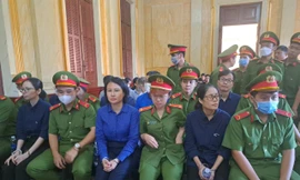 Các bị cáo tại phiên tòa ngày 27/12.