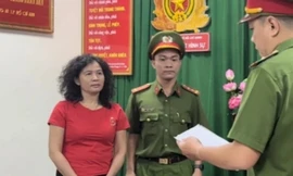 Cựu nhà báo Hàn Ni thời điểm Cơ quan điều tra tống đạt quyết định khởi tố, bắt tạm giam.