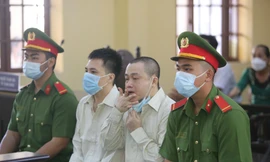 Bị cáo Trần Hữu Tín tại phiên tòa (ngồi hàng đầu, thứ 2 từ phải sang).