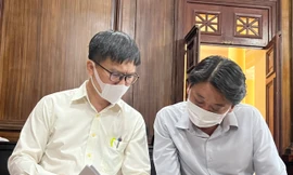 Hai bị cáo tại phiên tòa ngày 21/12