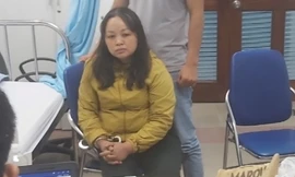 Kim Thanh Hạnh cùng tang vật nhận hối lộ.