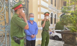 Giám đốc doanh nghiệp mang 2 bao tiền đến phòng giám đốc ngân hàng để 'bôi trơn' vay vốn