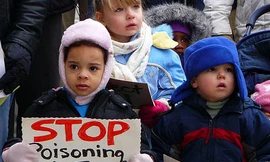 Biến đổi giới tính, dậy thì sớm vì... đồ chơi nhập lậu