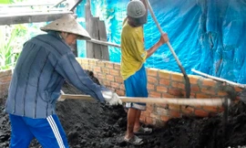 Nông dân Bình Thuận chế tạo phân hữu cơ từ bùn đen và rác