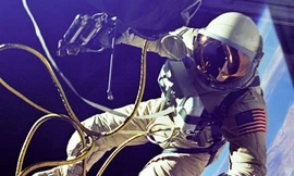 Cùng phi hành gia lơ lửng trên vũ trụ