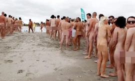 600 người khỏa thân lao xuống biển