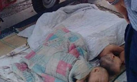 Ba em bé 11 tháng tuổi được bọc trong chăn và đặt ngoài lề đường