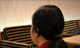 Cô NHH chia sẻ thông tin với báo chí vào sáng 7-10. Ảnh: NGUYỄN QUYÊN