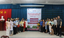 Đoàn bác sĩ khám bệnh cùng người dân được tầm soát.