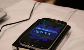 Sạc pin không dây, xuyên smartphone