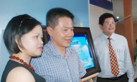 Từ trái qua: Nhà văn Phan Việt, GS Ngô Bảo Châu và ông Nguyễn Minh Nhựt, Giám đốc NXB Trẻ, trong lễ ra mắt tủ sách “Cánh cửa mở rộng”